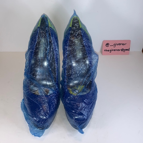 Vera Wang Two-Tome Patent Pumps - Picture 12 of 16